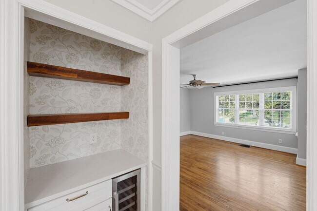 Building Photo - Charming 2BR Home with Modern Updates in Prime Charlotte Location