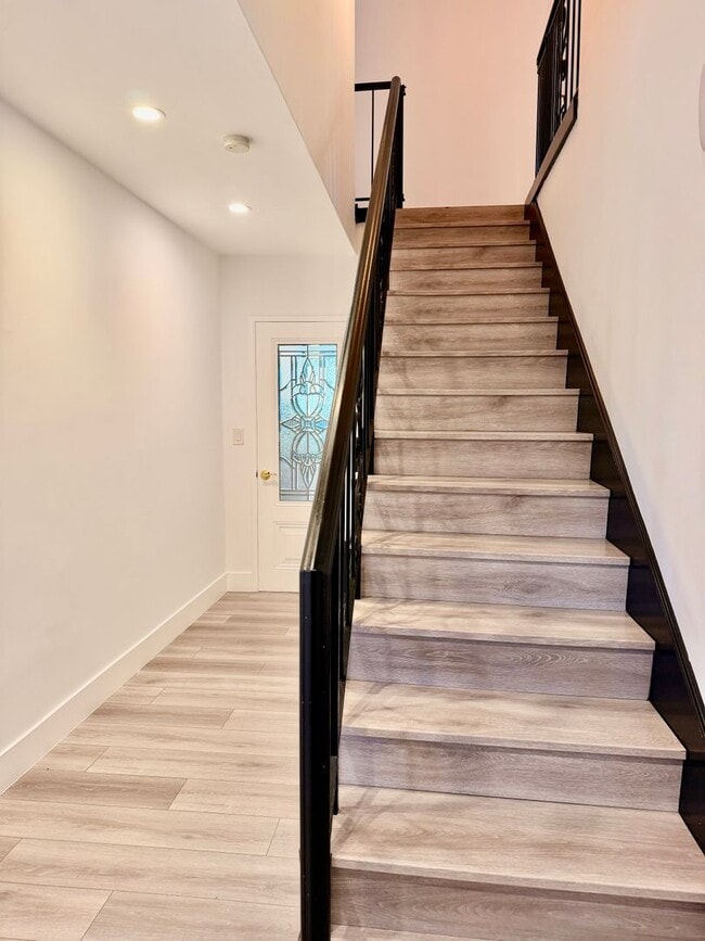 Building Photo - Gorgeous Encino Hills Home