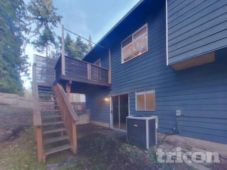 Building Photo - 7213 NW Rhododendron Pl