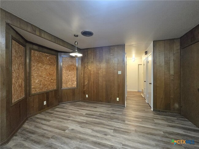 Building Photo - 1401 W Ave B