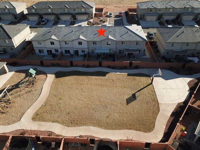 Building Photo - Newer- Red Mountain Vista Town Home,