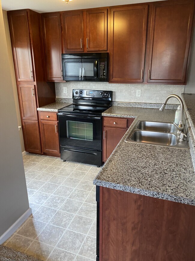 Building Photo - 6201 Spring River Dr