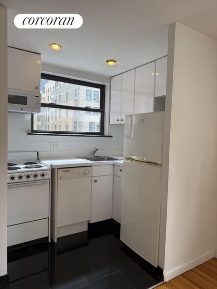 Building Photo - 117 W 58th St