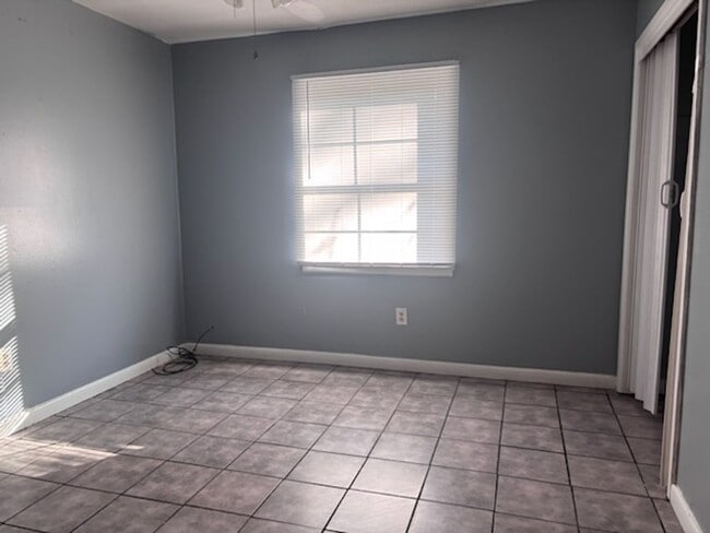 Building Photo - 3167 Longwood Dr