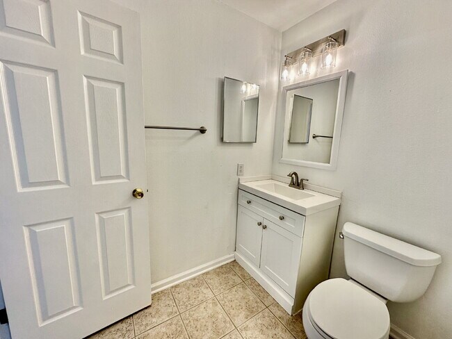 Building Photo - Spacious Three Bedroom Townhome in Old South!