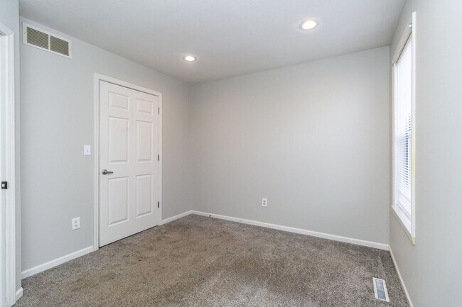 Building Photo - Beautiful Colonial Style Contemporary Home in South Columbia!