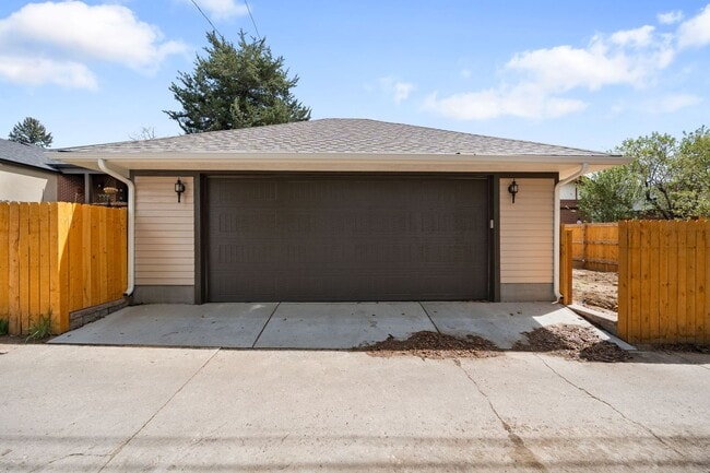 Building Photo - Remodeled 4BD, 3.5BA Home in South Park Hill with 2-Car Garage