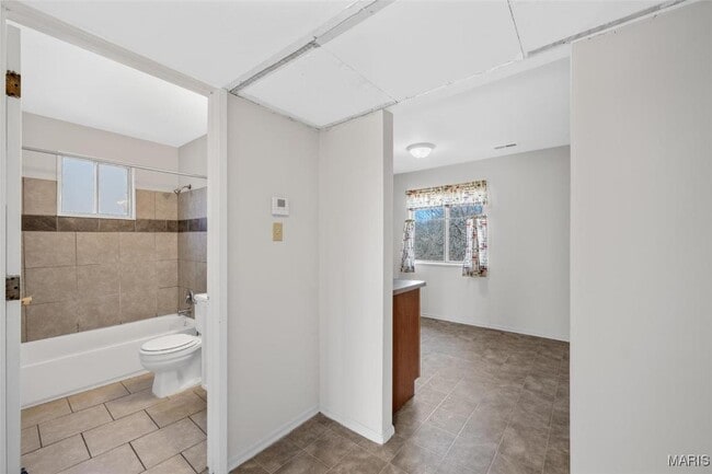 Building Photo - 22 E Rock Creek Manor