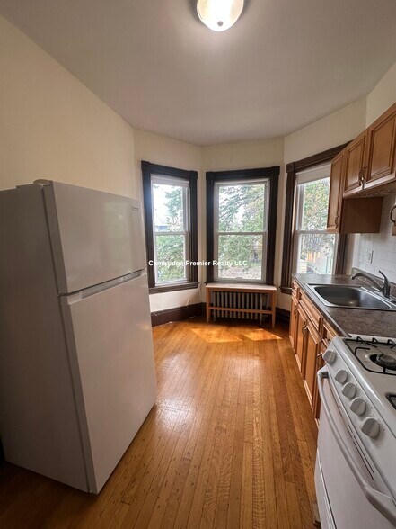 Building Photo - 72 Thurston St