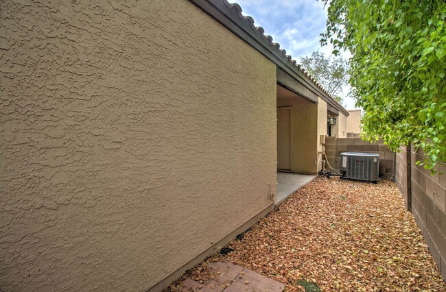 Building Photo - 921 W University Dr