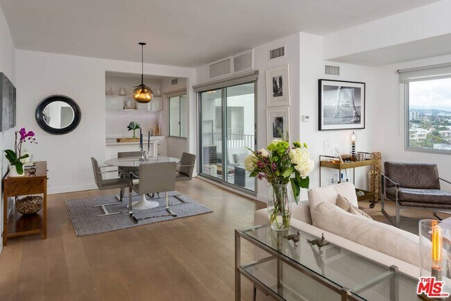 Building Photo - 838 N Doheny Dr