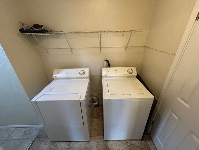 Building Photo - Great Location! 3 bed/ 1BA W/ Garage in Tacoma!