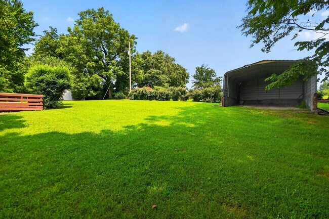 Building Photo - Pet Friendly on Three Acres!