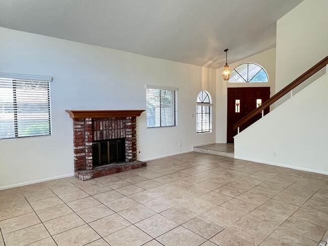 Building Photo - Spacious 3 bedroom, 2.5 bath duplex with private backyard for rent