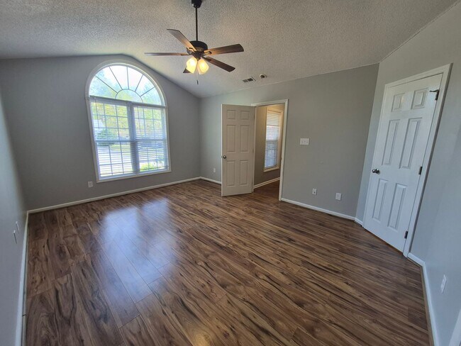 Building Photo - NEW LISTING!!!!!