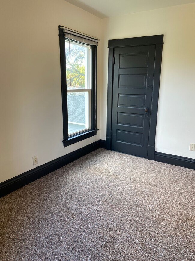 Building Photo - 902 E Kemp Ave