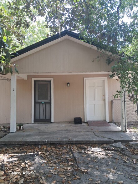 Building Photo - 810 Meadowbrook Dr