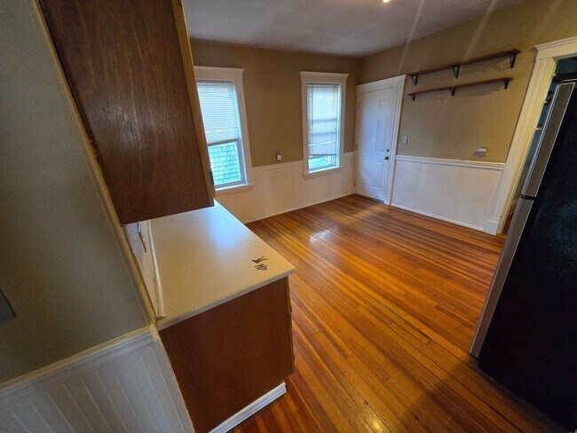 Building Photo - Location Location with this Versatile 2 Bd...