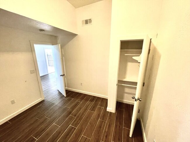 Building Photo - 1/2 MONTH FREE RENT MOVE IN SPECIAL!!! Rem...