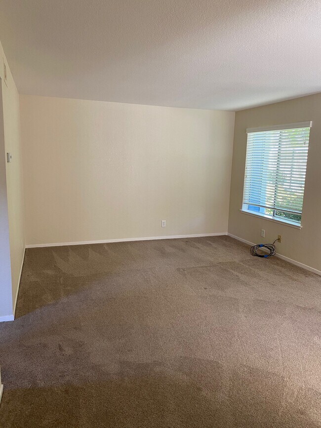 Living room, cable TV - 785 Portwalk Plz