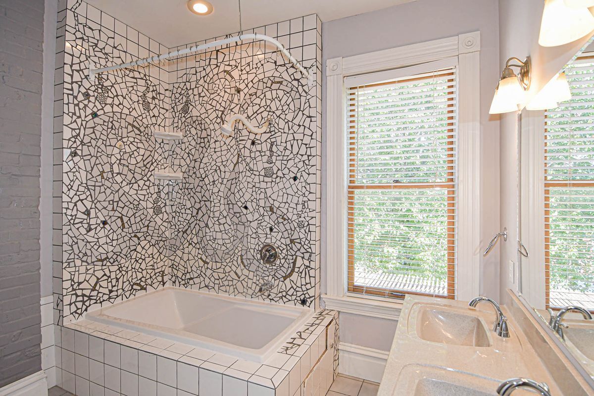 Building Photo - 2322 Virginia Ave