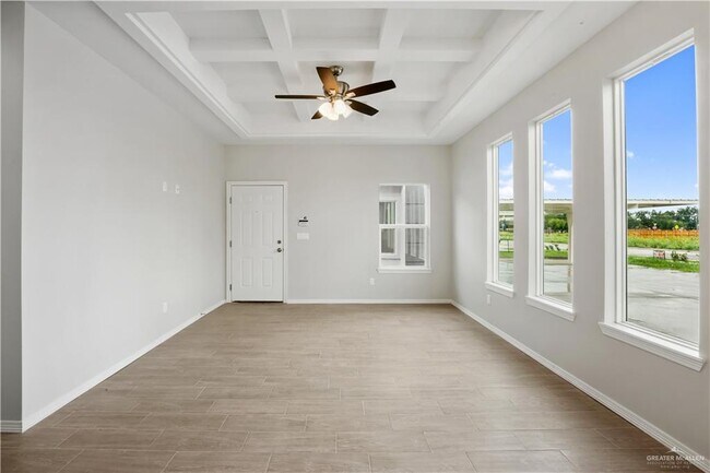 Building Photo - 845 Deluxe St