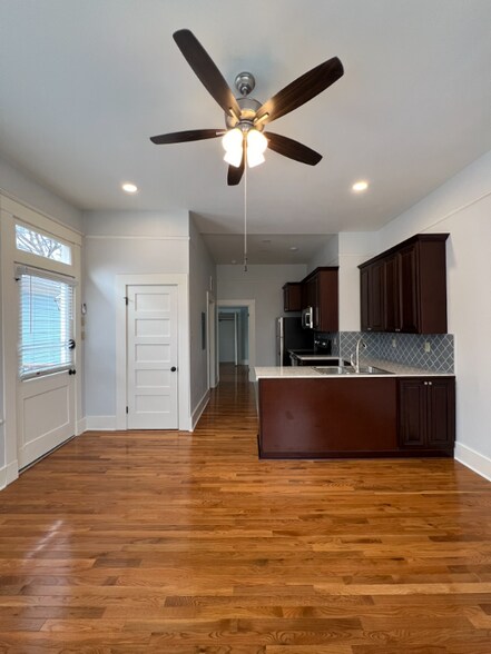 Building Photo - 516 E 8th St