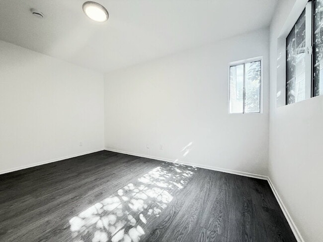 Building Photo - 10565 Camarillo St