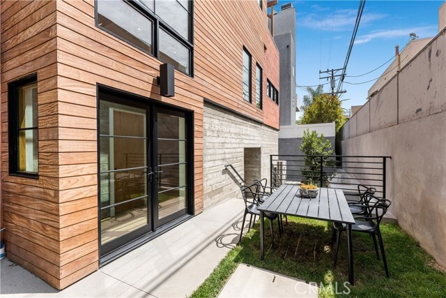 Building Photo - 1035 N Vista St