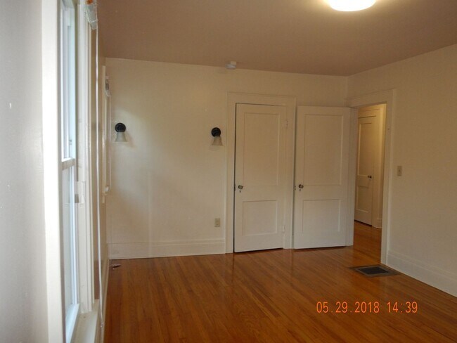 Building Photo - 210 Clarke St