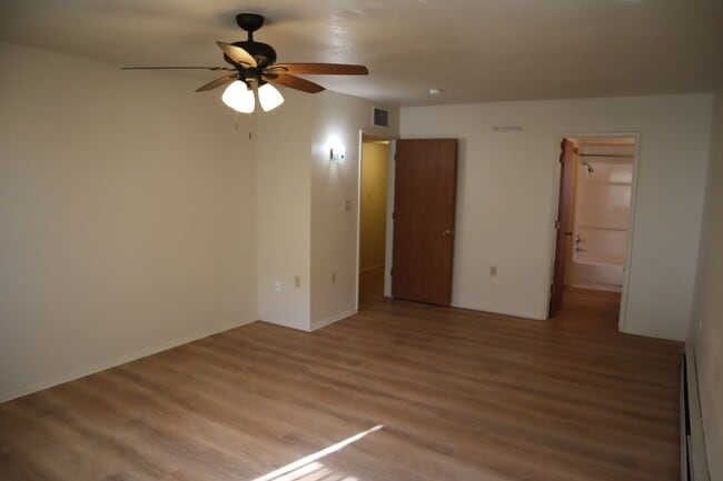 Building Photo - Livable, Lovable, & Avaiable!