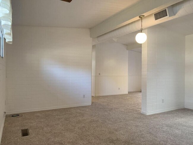 Building Photo - 930 Reddy Ave