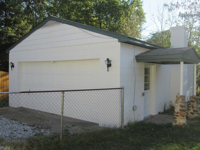 Building Photo - Three Bedroom Highland Springs Home. Large...