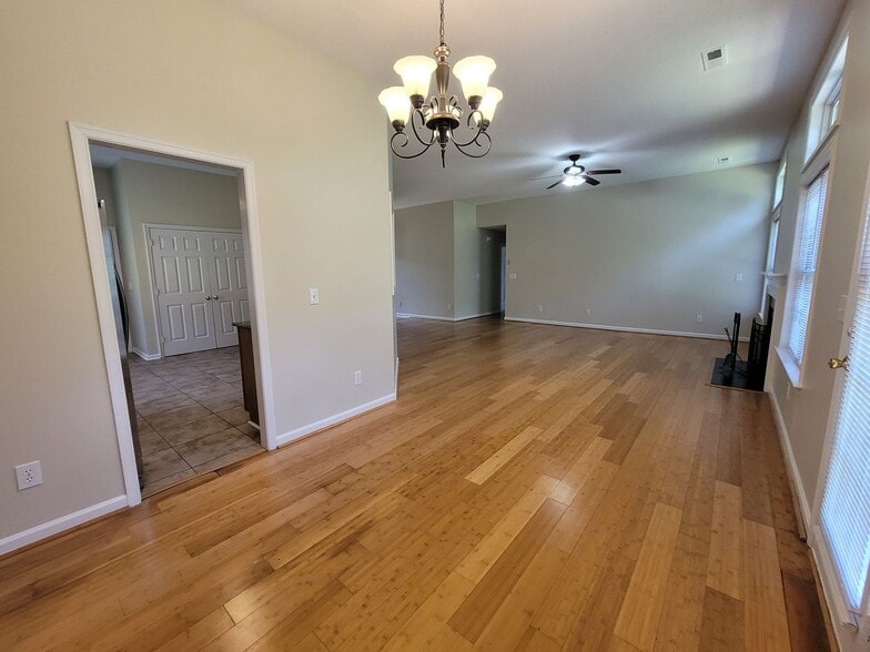 Building Photo - 8 Drakestone Ct