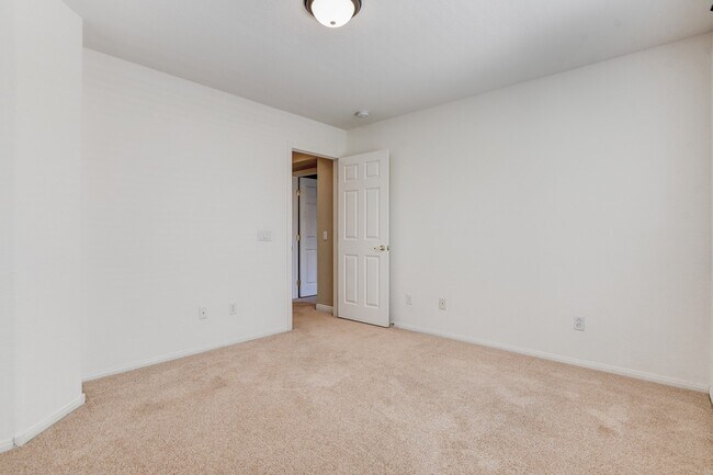 Building Photo - 1005 Roaring River Ave