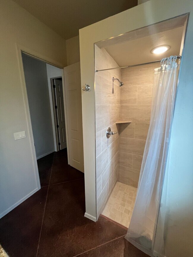 Building Photo - 2 Bed, 2 Bath Townhome