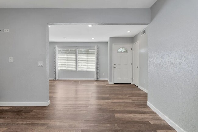 Building Photo - 10231 Empress Ave