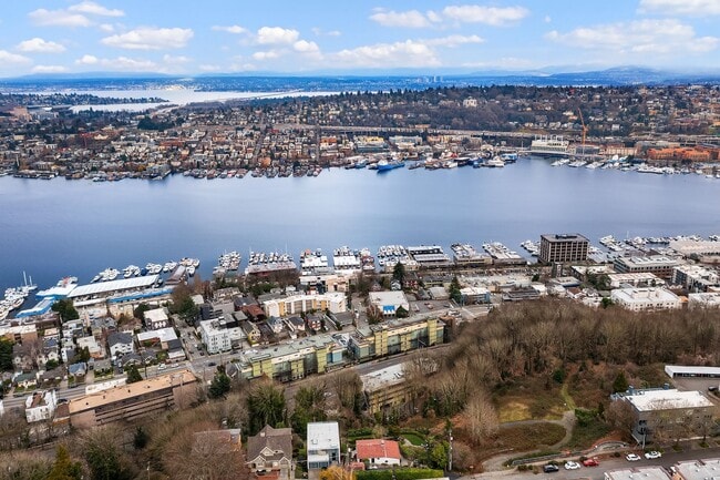 Building Photo - Queen Anne Home