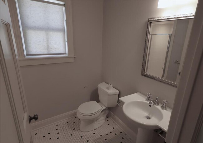 Building Photo - 4702 Shadow Ln