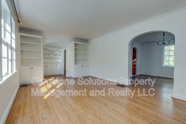 Building Photo - 502 32nd Ave S