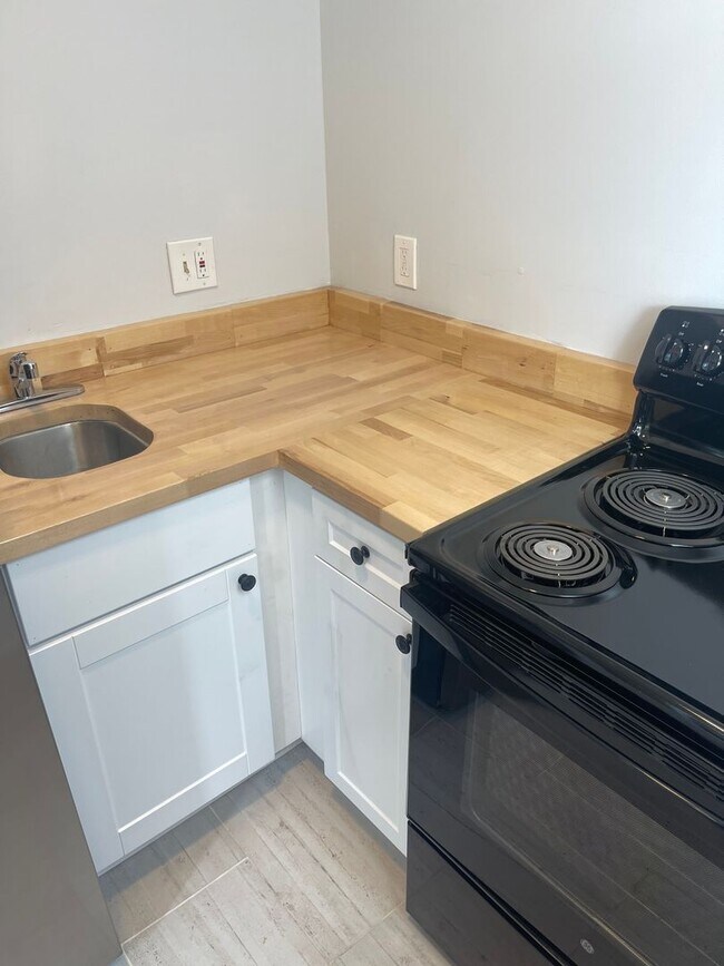 Building Photo - Newly Renovated Tri-Plex Near Forsyth