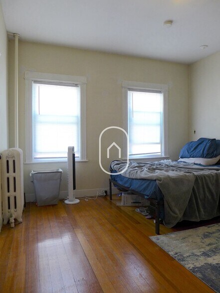Building Photo - 17 Thorndike St