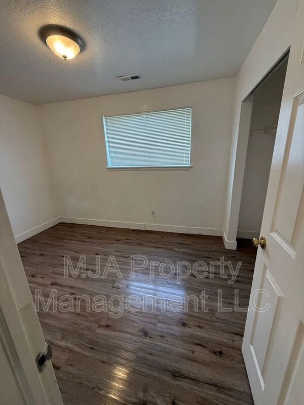 Building Photo - 2517 S Lakecrest St