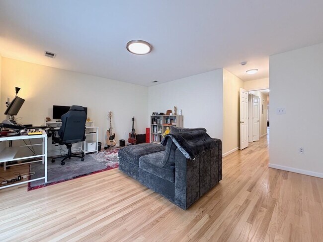 Building Photo - 378 7th St