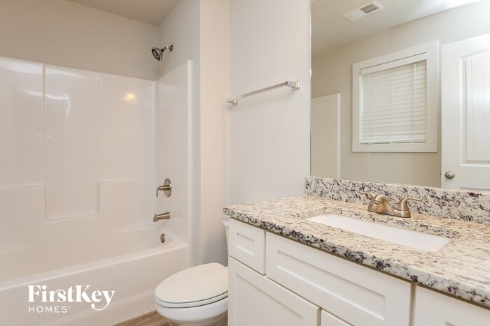 Building Photo - 2375 Belaire Dr