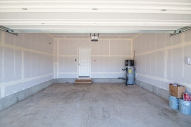 Building Photo - Beautiful newer construction 4 bed, 2.5 ba...