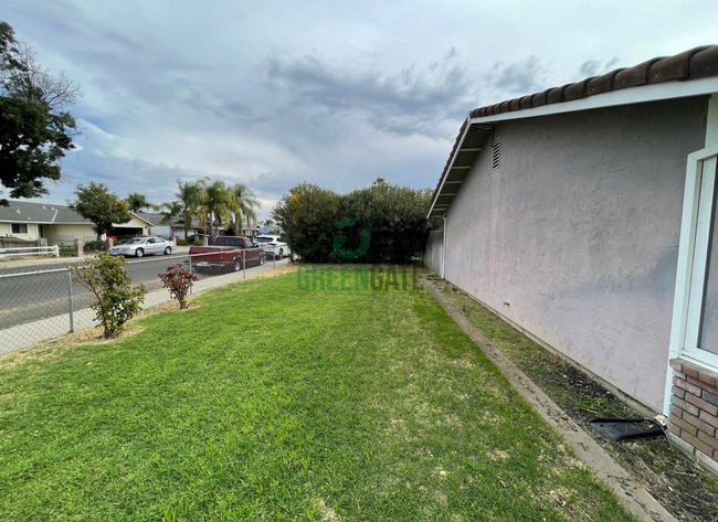 Building Photo - NOW AVAILABLE! Make this spacious 4 bedroo...