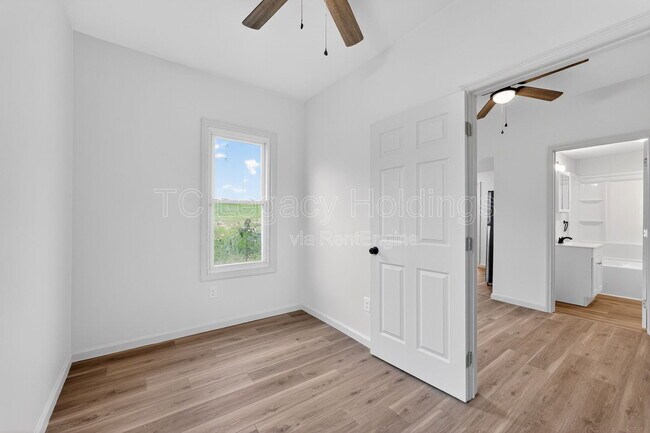 Building Photo - 407 Simpson Ave