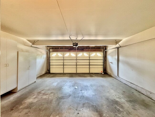 Building Photo - Beautiful 3Bd/2.5Ba Available In Costa Mesa