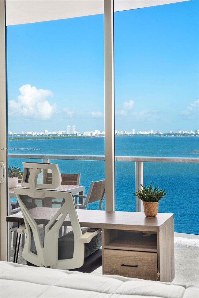 Building Photo - 725 NE 22nd St